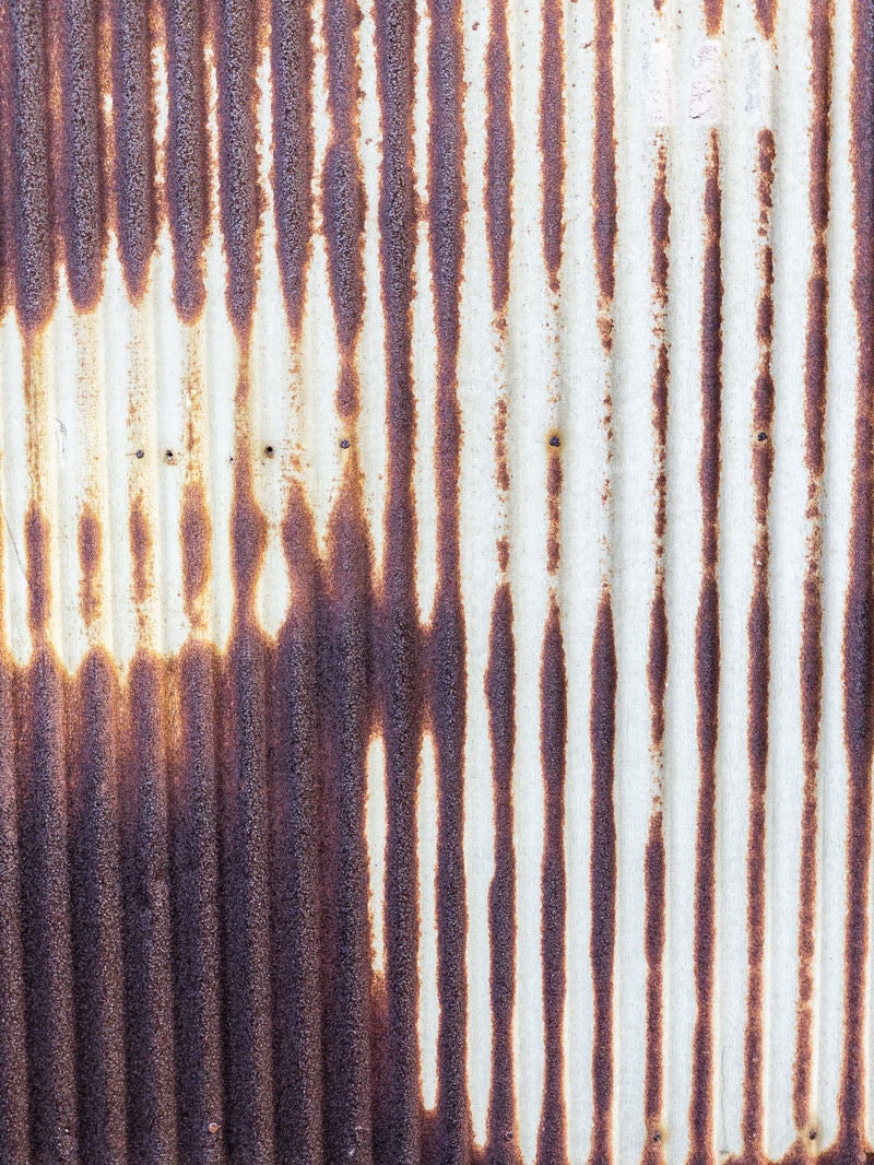 「錆び付いてボロボロの波板」の写真