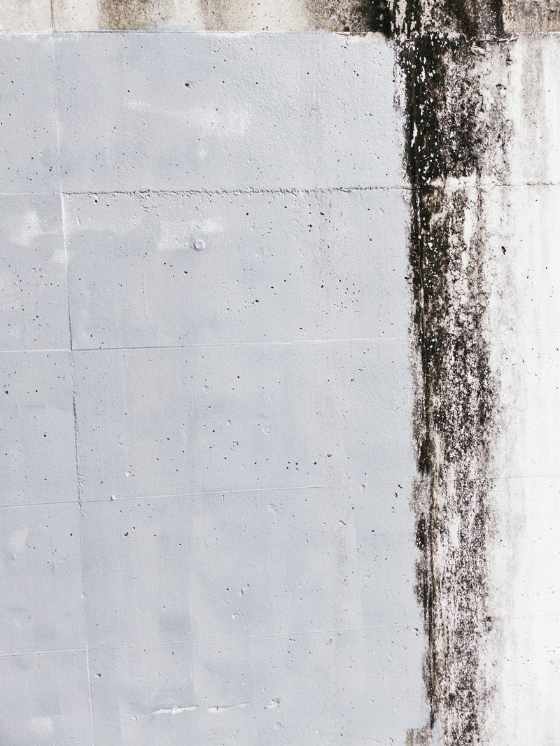 「一部塗装済みのコンクリート壁のテクスチャー」の写真
