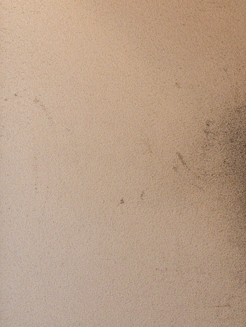 「黒い汚れが目立つ壁」の写真