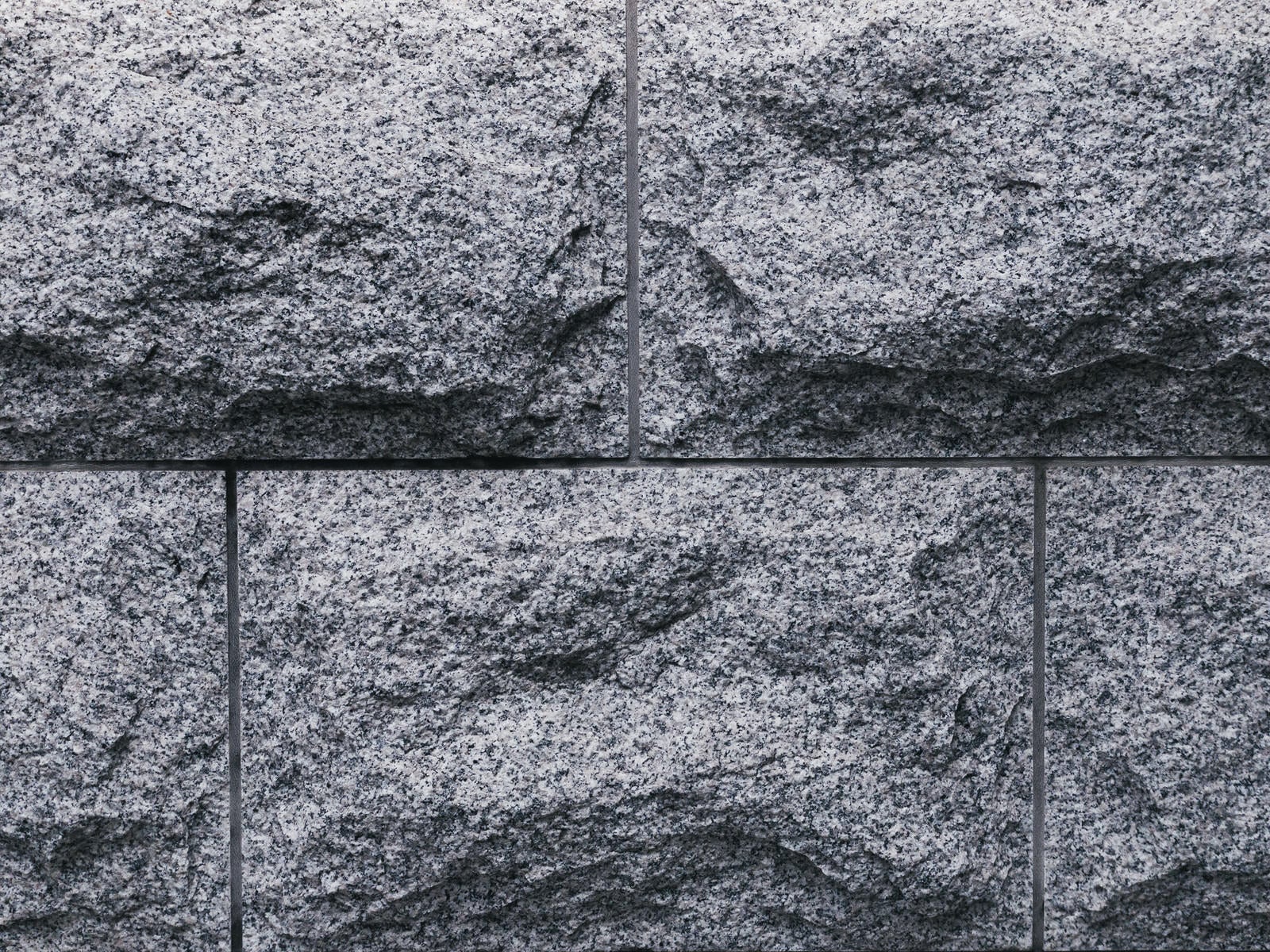 「ボコボコの大きな石材タイルのテクスチャー」の写真