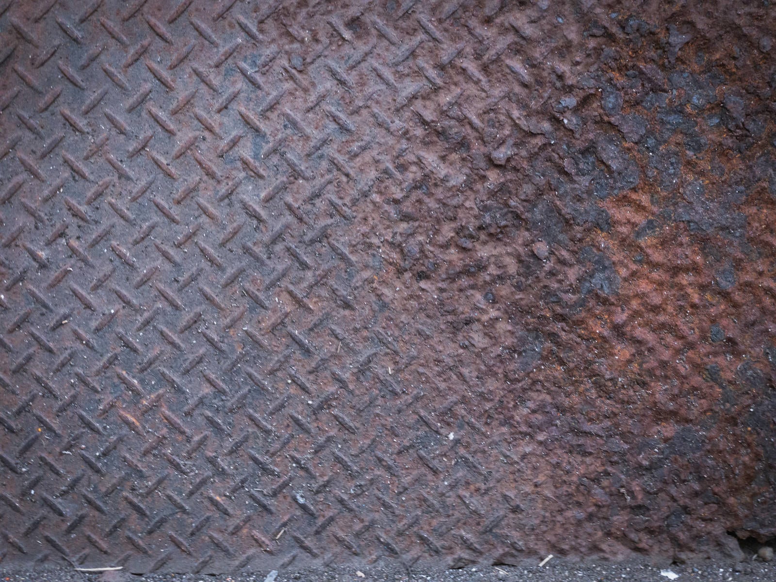「錆びがこびり付いた鉄板」の写真