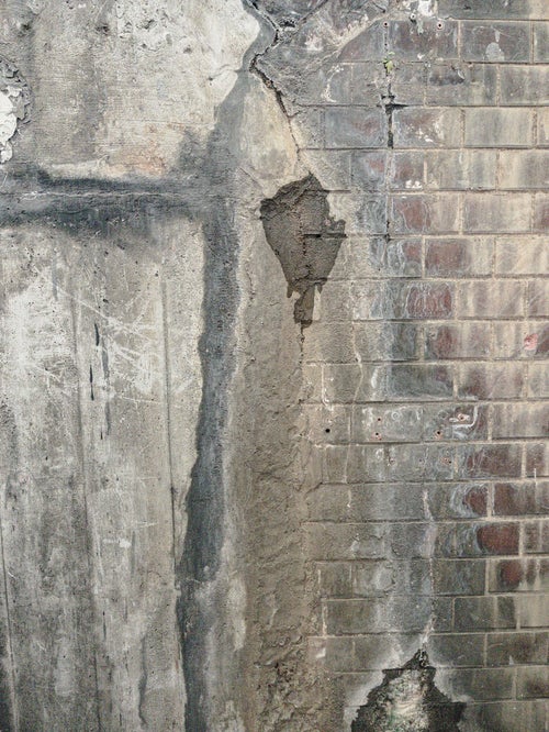 水の染みた擁壁のテクスチャの写真