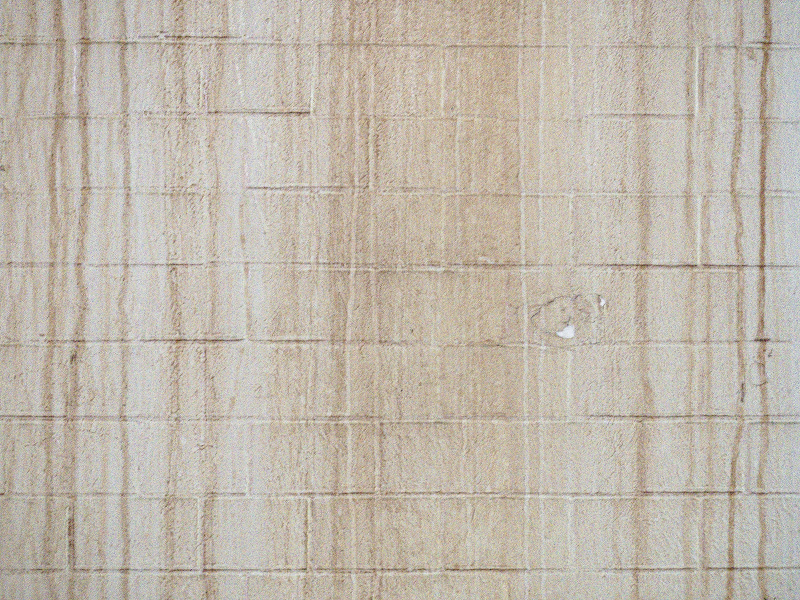 「筋汚れが目立つ壁のテクスチャ」の写真