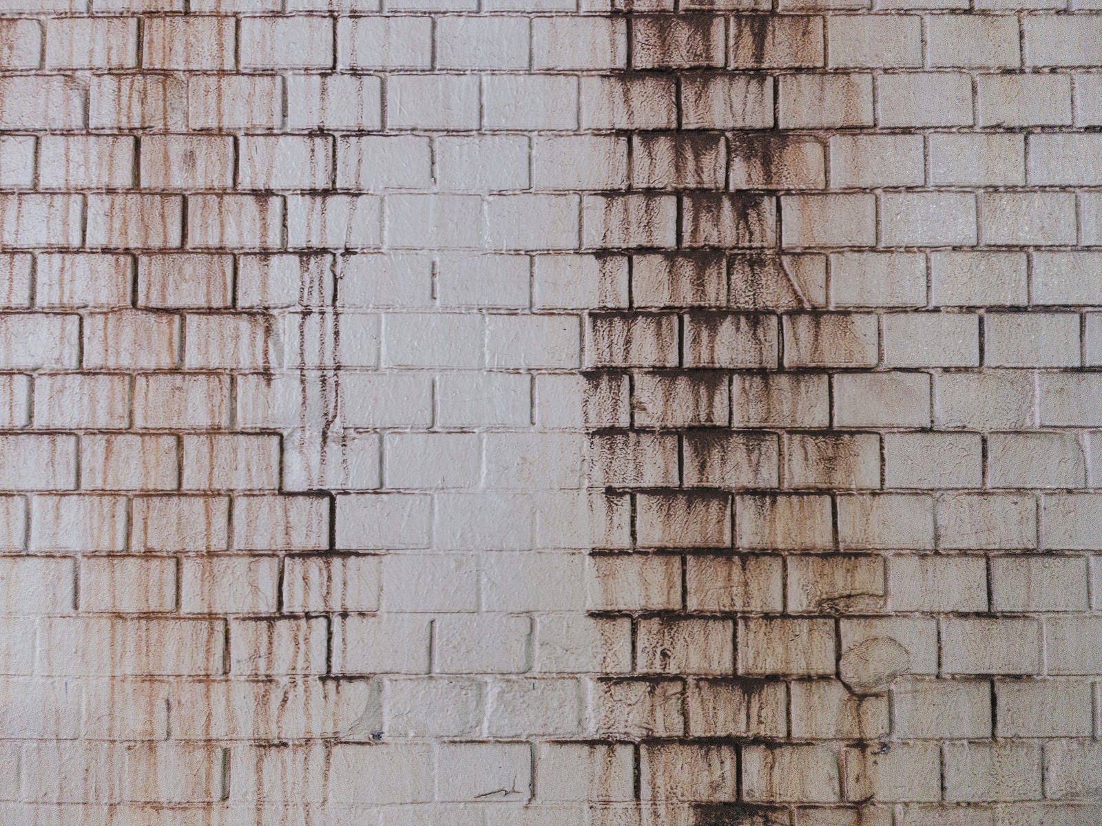「汚れた水が垂れた壁のテクスチャ」の写真