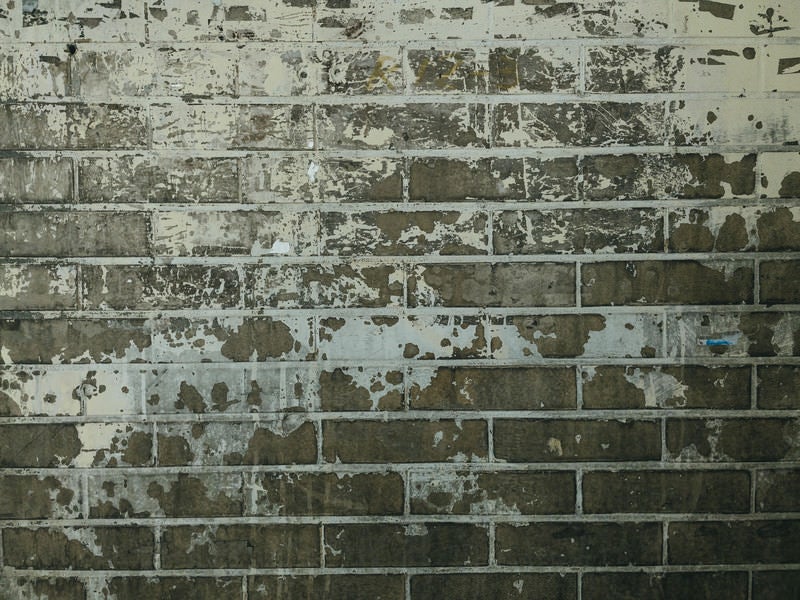 表面がボロボロの壁（テクスチャ）の写真