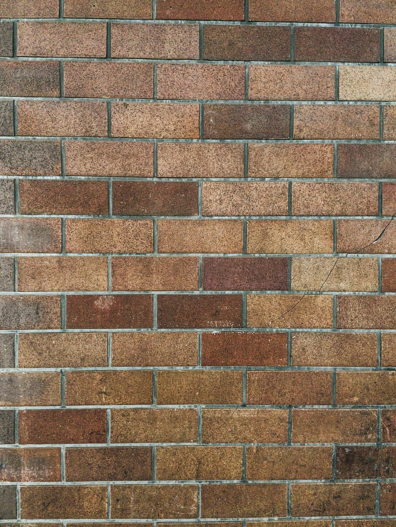 「薄汚れた煉瓦の壁のレンガ」の写真