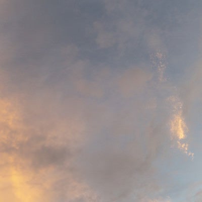 黄昏時の薄雲の写真