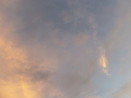 黄昏時の薄雲の写真