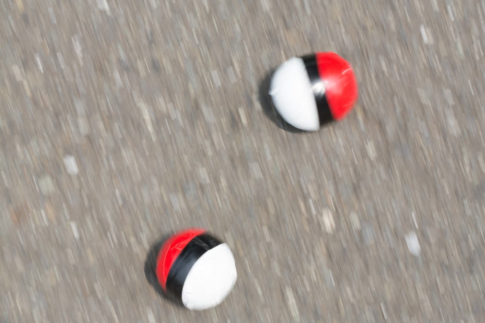 「路上に転がる紅白ボール」の写真