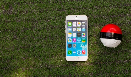芝の上にある紅白ボールとスマートフォンの写真