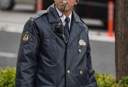 笛を吹く警察官の写真