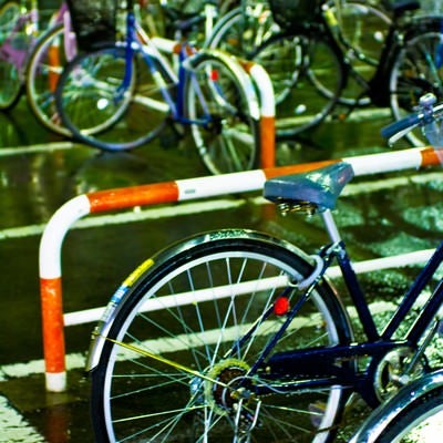 雨に濡れた自転車の写真