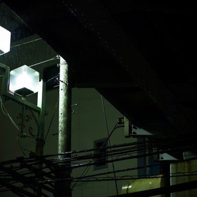 高架下の街灯と雨の写真