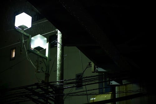 高架下の街灯と雨の写真