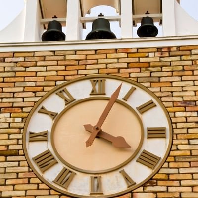 ベルのある時計台の写真