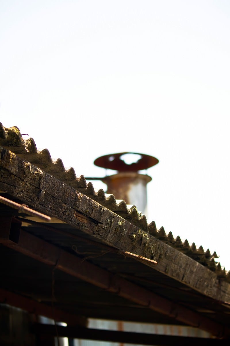 「ボロボロの屋根」の写真