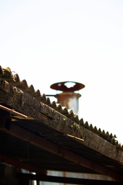ボロボロの屋根の写真