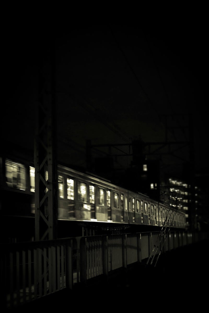 「高架を通過中の電車（夜間）」の写真
