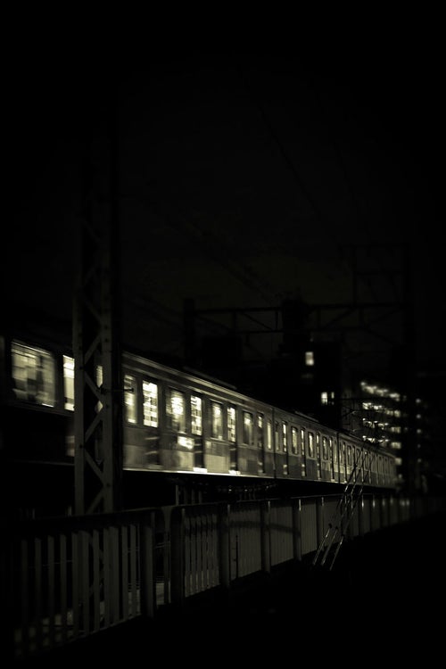 高架を通過中の電車（夜間）の写真