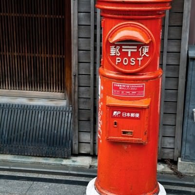 古くて赤い郵便ポストの写真