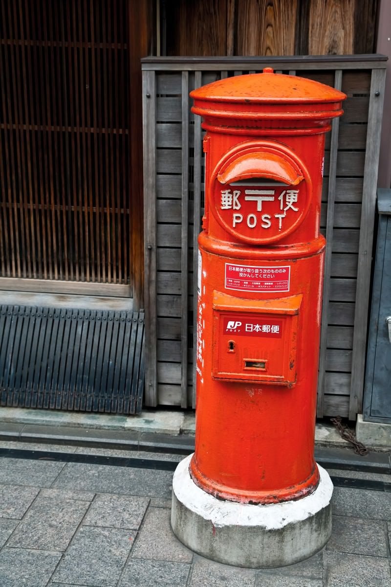 「古くて赤い郵便ポスト」の写真