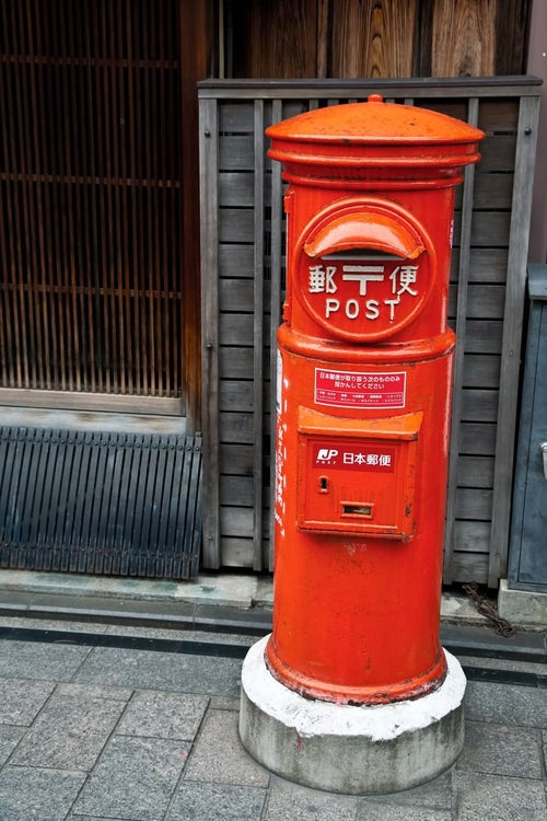 古くて赤い郵便ポストの写真