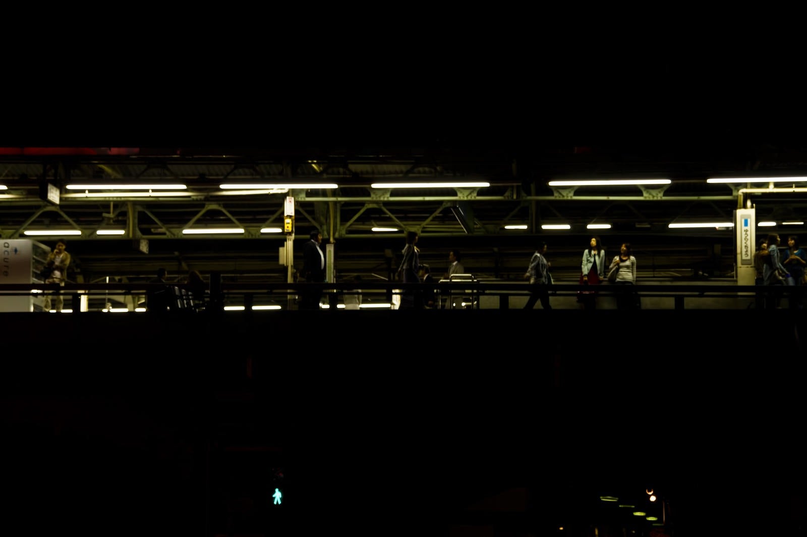 「夜の有楽町駅(構内）」の写真