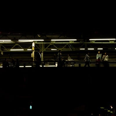 夜の有楽町駅(構内）の写真