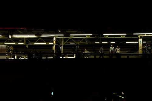 夜の有楽町駅(構内）の写真