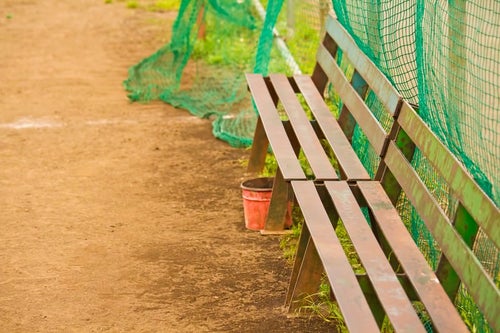 草野球の鉄のベンチの写真