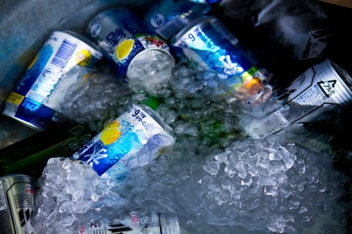 氷で冷やされたビールの写真