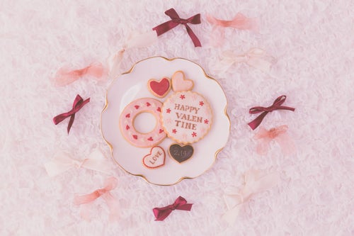 リボンに囲まれるハートのクッキー（バレンタイン）の写真