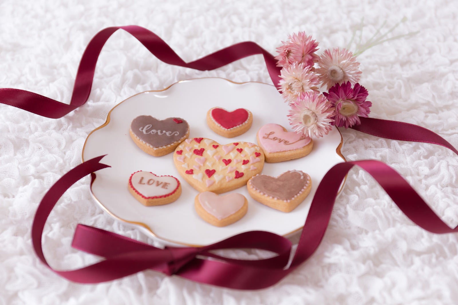 「リボンとハートのクッキー（バレンタイン）」の写真