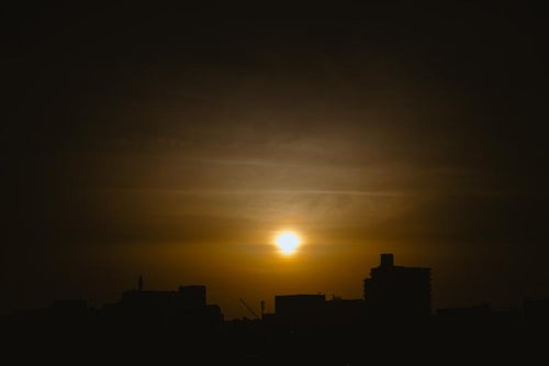 太陽がのぼってきた様子の写真