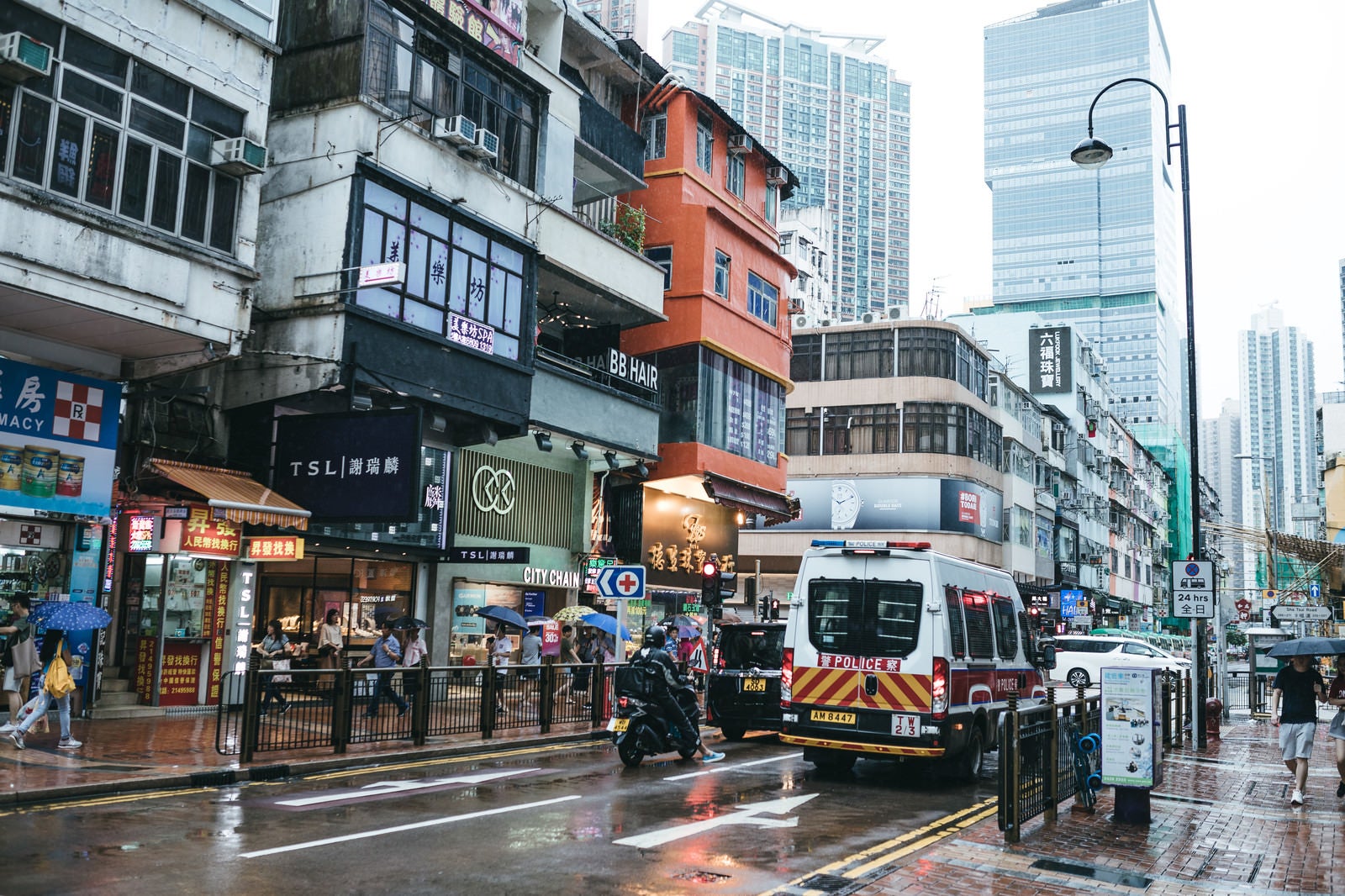 「香港の市街地と警察車両」の写真