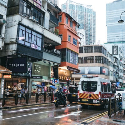 香港の市街地と警察車両の写真