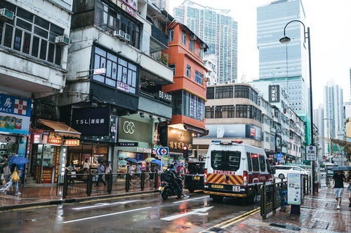 香港の市街地と警察車両の写真