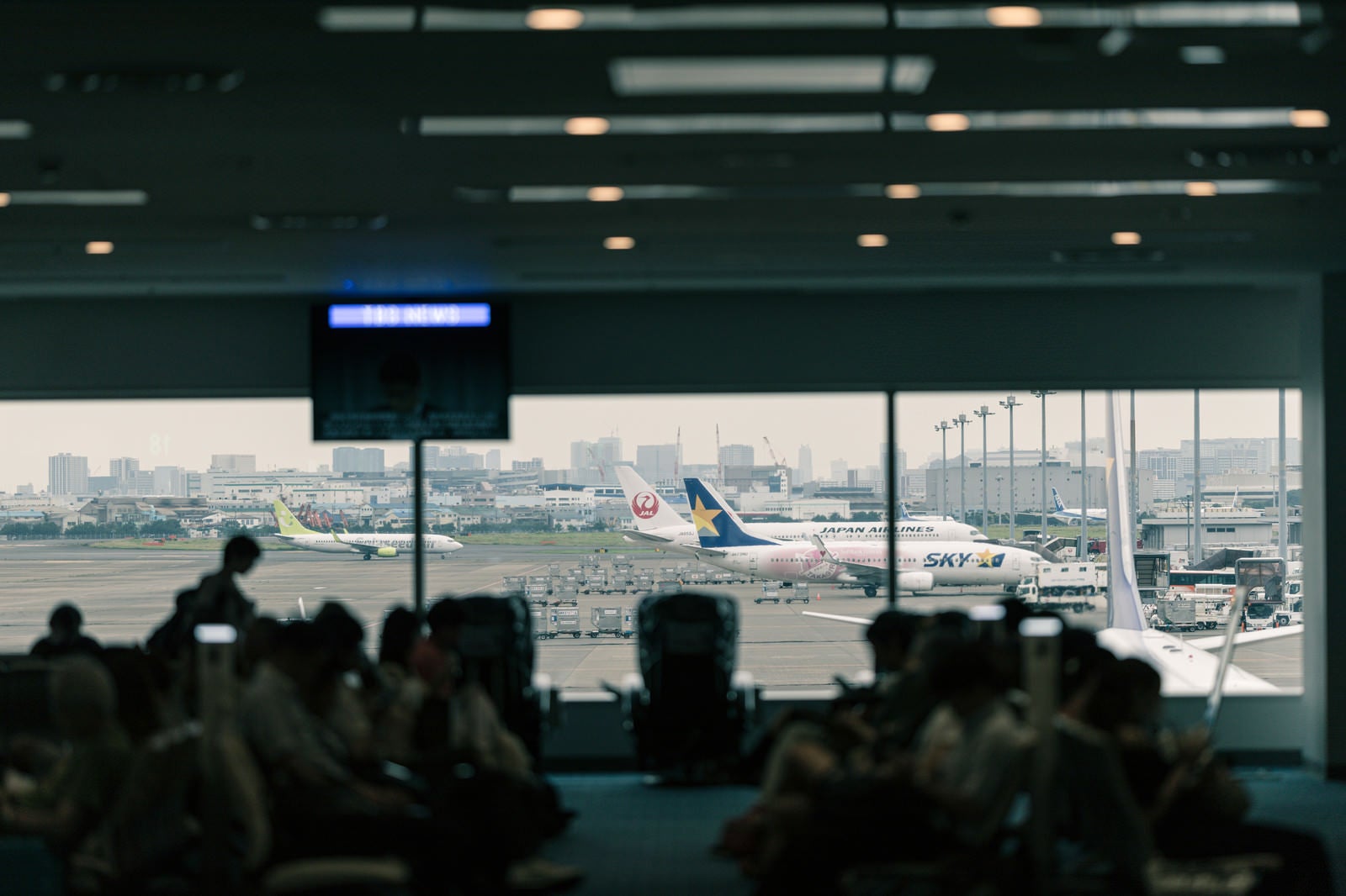 「空港ロビーから見える旅客機」の写真