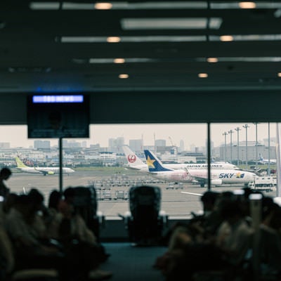 空港ロビーから見える旅客機の写真