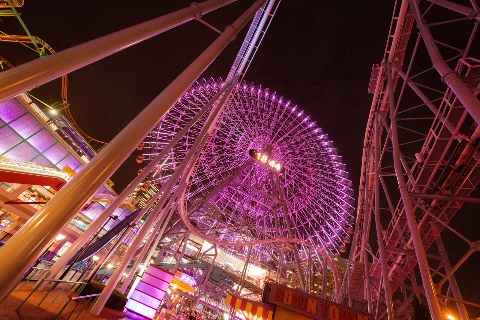 「横浜コスモワールドの観覧車とコースターのレール」の写真