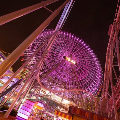 横浜コスモワールドの観覧車とコースターのレールの写真
