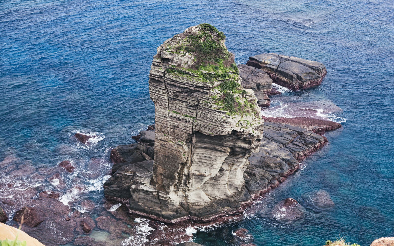 「与那国島の立神岩」の写真