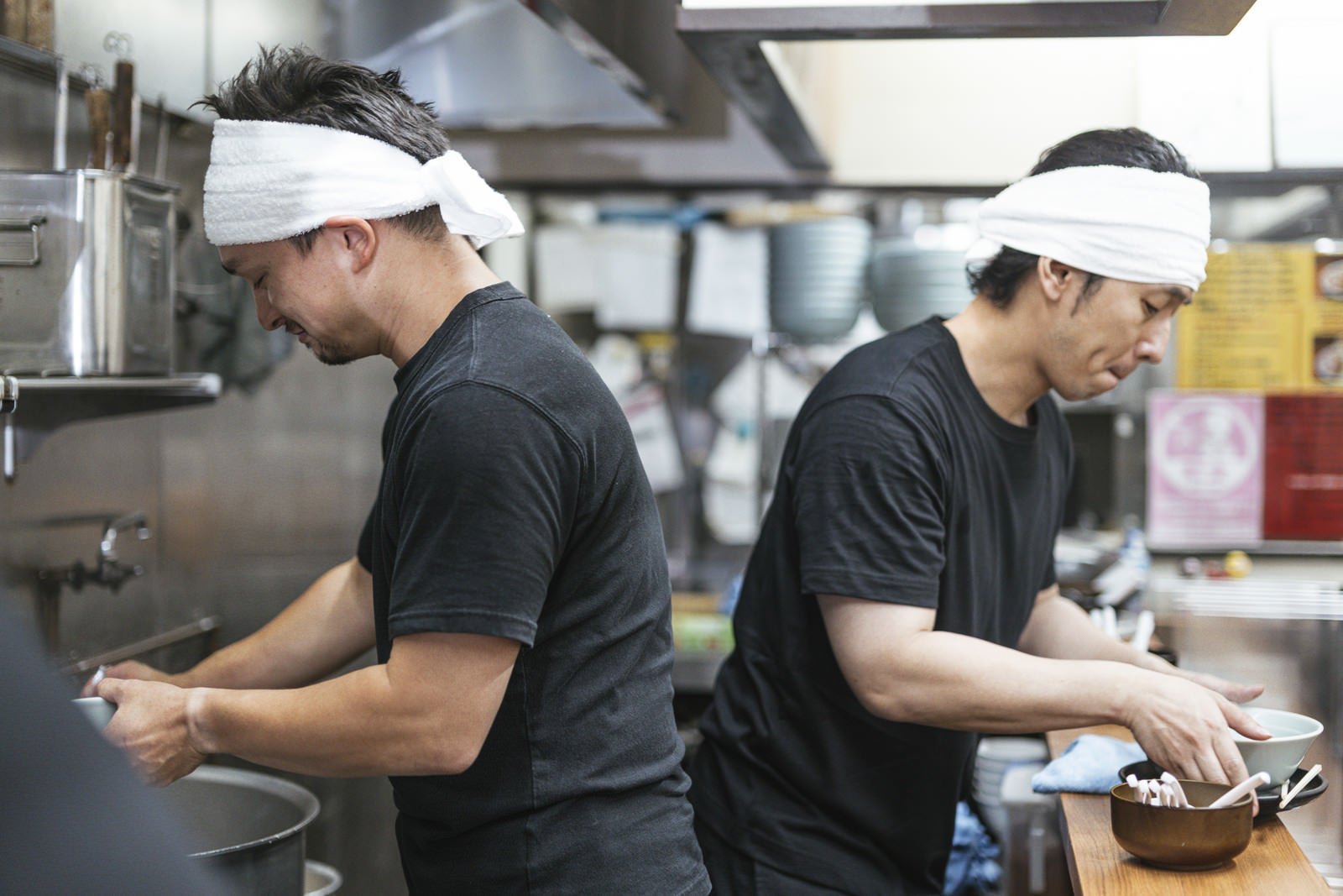 「厨房で汗水たらして働くアルバイトのふたり」の写真［モデル：大川竜弥 Max_Ezaki］