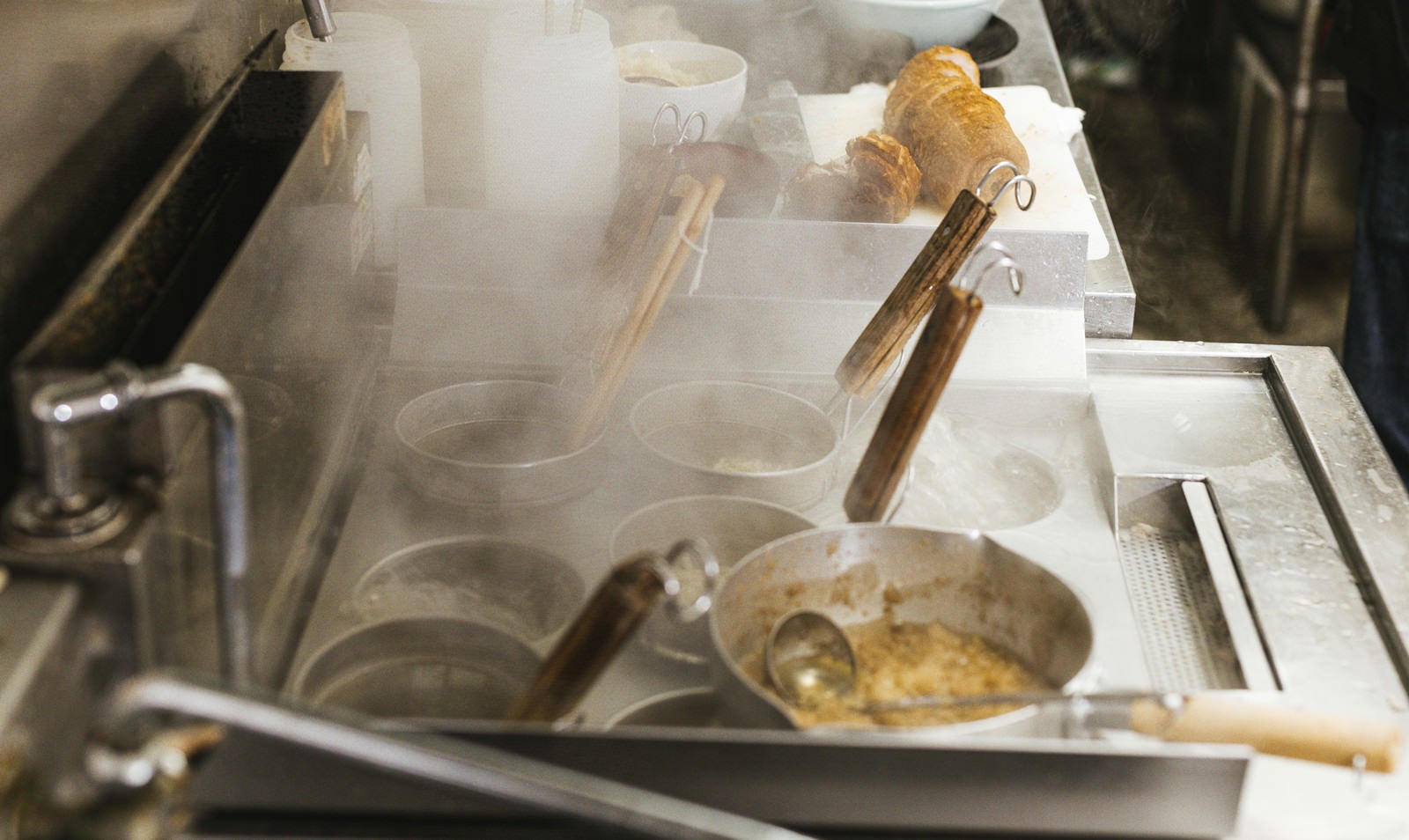 「ゆで麺機のテボとチャーシュー」の写真