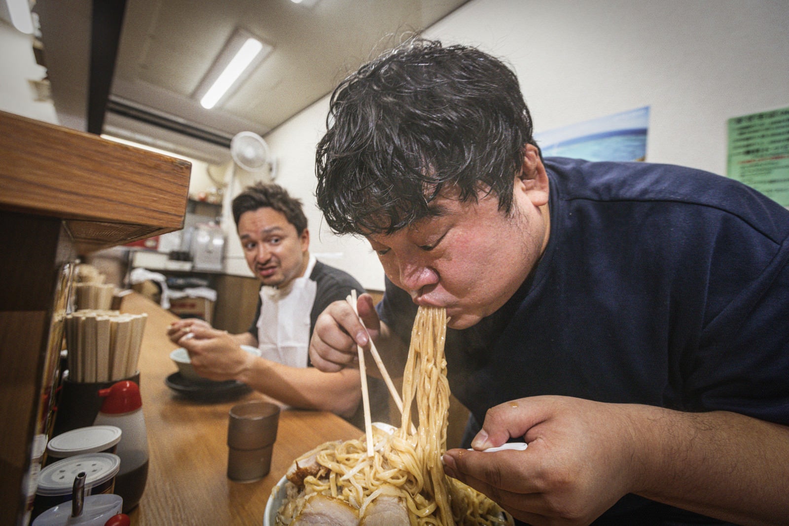 「本能のままに麺をバキュームする客」の写真［モデル：段田隼人 Max_Ezaki］