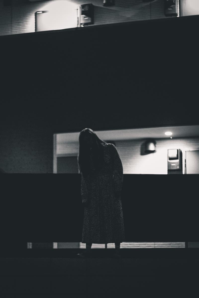 「暗闇の中で浮かび上がるミステリアスな女性」の写真［モデル：ラミエル］