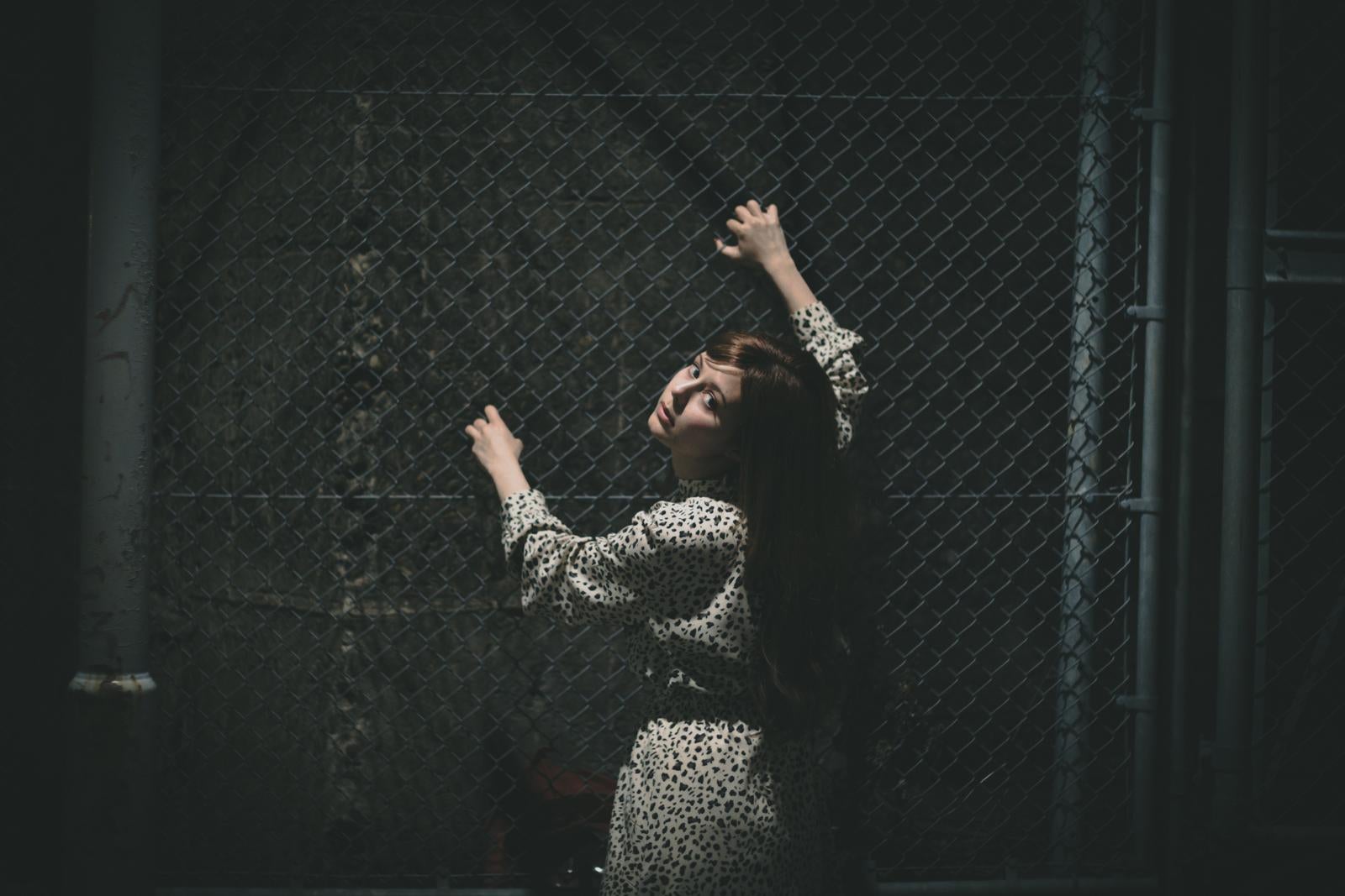 「金網に囚われた女性」の写真［モデル：ラミエル］