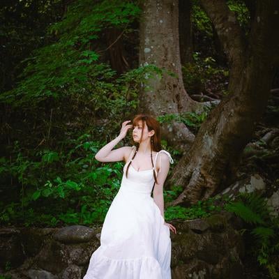 森の中で白いワンピースを着た女性の写真