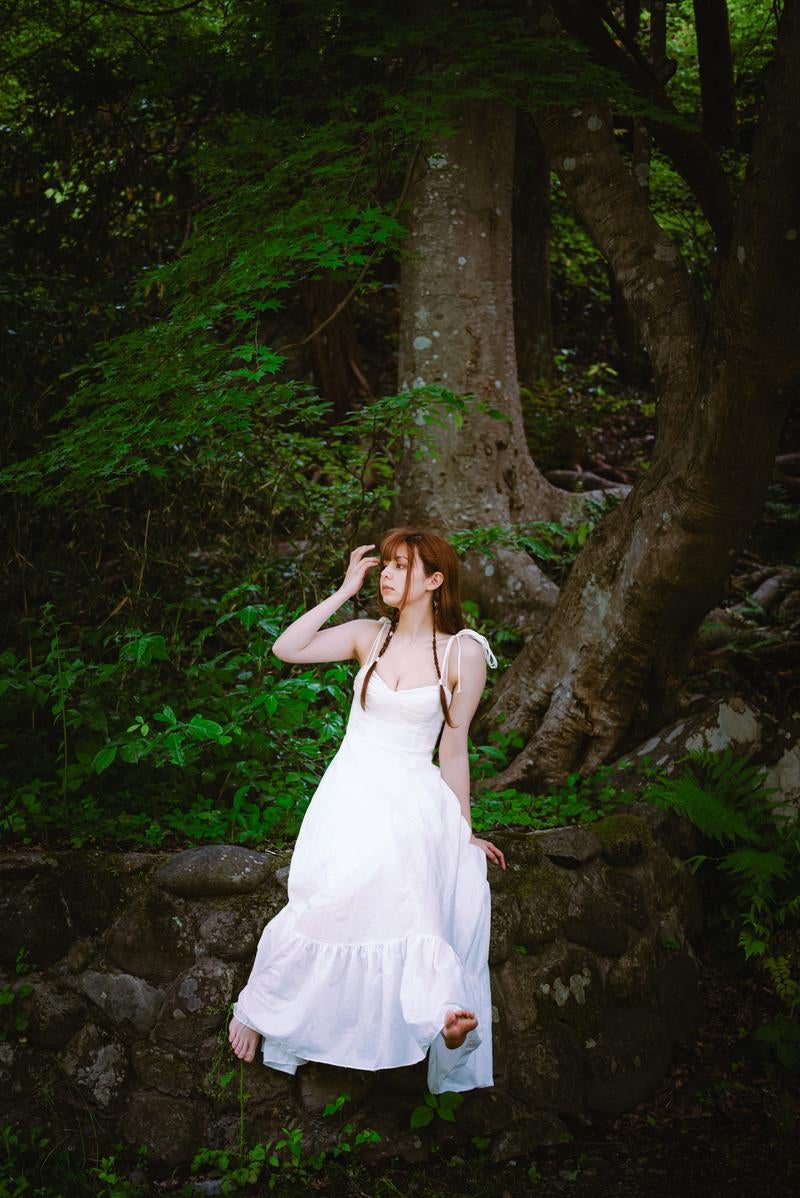 「森の中で白いワンピースを着た女性」の写真［モデル：ラミエル］