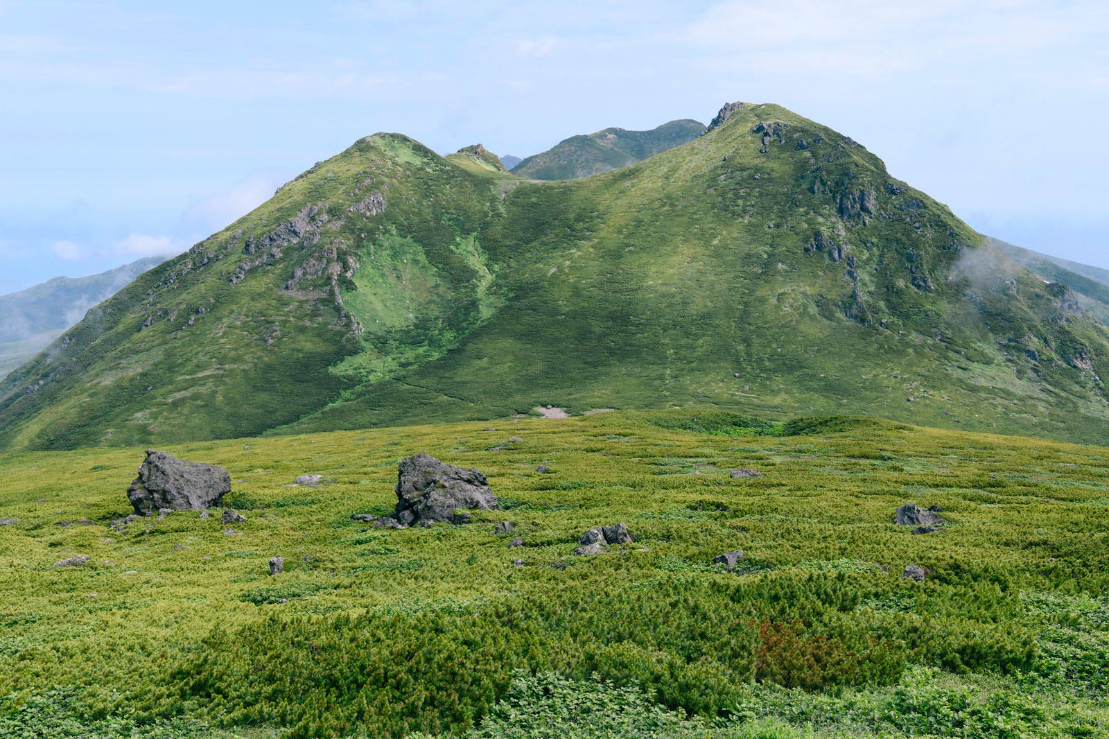 「羅臼岳側から見る知床連山」の写真